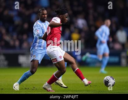 Haji Wright di Coventry City (a sinistra) e Peter Kioso di Rotherham United si battono per la palla durante il match del campionato Sky Bet alla Coventry Building Society Arena di Coventry. Data foto: Martedì 5 marzo 2024. Foto Stock