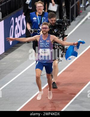 Josh Kerr festeggia dopo aver vinto la finale maschile dei 3000 m ai Campionati del mondo di atletica leggera indoor, Emirates Arena, Glasgow, Scozia Regno Unito. 1a/3a M Foto Stock