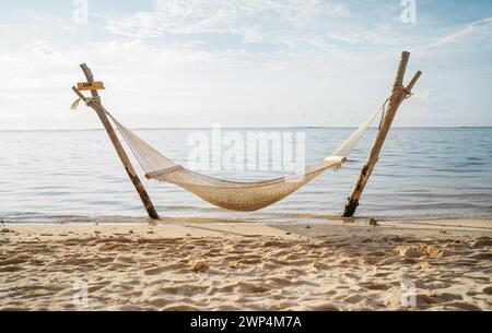 Amaca installata sulla spiaggia sabbiosa bassa della penisola di le Morne, Mauritius. Calmo al tramonto bellissime foto delle vacanze. Foto Stock