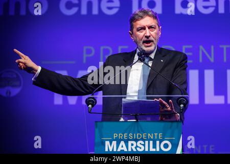 Pescara, Italia. 5 marzo 2024. Il candidato alla presidenza della regione Abruzzo Marco Marsilio durante il comizio per elezioni regionali a Pescara, Marted&#xec;, 5 marzo 2024 (foto Roberto Monaldo/LaPresse) candidato alla presidenza della regione Abruzzo Marco Marsilio durante la manifestazione per le elezioni regionali a Pescara, martedì 5 marzo 2024 (foto di Roberto Monaldo/LaPresse) credito: LaPresse/Alamy Live News Foto Stock