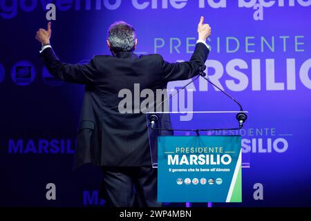 Pescara, Italia. 5 marzo 2024. Il candidato alla presidenza della regione Abruzzo Marco Marsilio durante il comizio per elezioni regionali a Pescara, Marted&#xec;, 5 marzo 2024 (foto Roberto Monaldo/LaPresse) candidato alla presidenza della regione Abruzzo Marco Marsilio durante la manifestazione per le elezioni regionali a Pescara, martedì 5 marzo 2024 (foto di Roberto Monaldo/LaPresse) credito: LaPresse/Alamy Live News Foto Stock