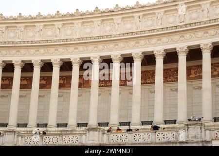 Roma, Italia, 23-02-24 Patria del Monumento a Vittorio Emanuele, alte colonne di marmo all'interno del parco che sono libere di entrare al pubblico Foto Stock