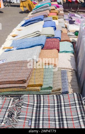 Masham, Ripon, North Yorkshire, Inghilterra, Gran Bretagna, Regno Unito. Sciarpe di lana in vendita in un mercato all'aperto. Foto Stock