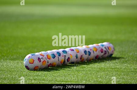 Le palle da partita dell'Adidas Derbystar si trovano di fila sul campo, Voith-Arena, Heidenheim, Baden-Wuerttemberg, Germania Foto Stock