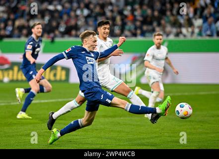 Calcio goal azione goal chance Maximilian Beier TSG 1899 Hoffenheim (14) contro Julian Malatini SV Werder Brema SVW (22), PreZero Arena, Sinsheim Foto Stock