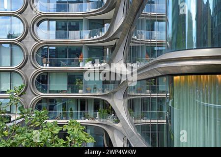 Facciata dell'edificio residenziale 520 West 28th Street dell'architetto Zaha Hadid, a High Line Park, Hudson Yards, quartiere Chelsea, West Manhattan, N Foto Stock