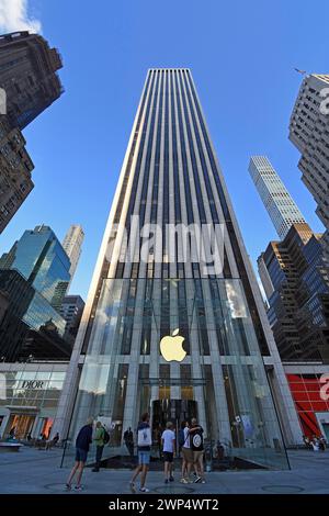 Ingresso all'Apple Store nel grattacielo General Motors, al Grand Army Plaza, sullo sfondo 432 Park Avenue, Midtown Manhattan, New Foto Stock