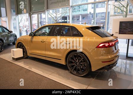 Giallo nuova elegante Audi SQ8 a trazione integrale sportiva crossover classe K3, gruppo Volkswagen tedesco, industria automobilistica, trasporti sostenibili Foto Stock