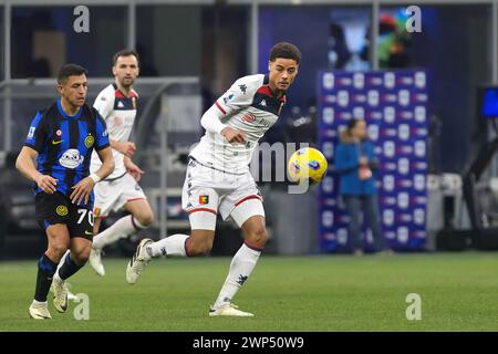 Milano, Italia. 5 marzo 2024. Italia, Milano, 4 marzo 2024: Pass di Koni De Winter (Genoa CFC) sparato in campo nel secondo tempo durante la partita di calcio FC Inter vs Genoa CFC, serie A 2023-2024 giorni 27 allo stadio San Siro (Credit Image: © Fabrizio Andrea Bertani/Pacific Press via ZUMA Press Wire) SOLO USO EDITORIALE! Non per USO commerciale! Foto Stock