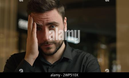 Malata caucasica malata malsana uomo stanco affaticato uomo d'affari lavoratore d'ufficio malvagio ragazzo sfregamento templi testa dolore mal di testa emicrania Foto Stock