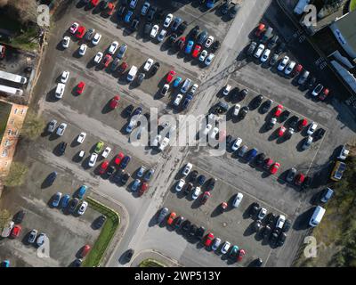 Vista aerea di un parcheggio con auto parcheggiate e posti auto nel Regno Unito nel 2024 Foto Stock