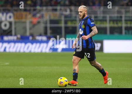 Milano, Italia. 5 marzo 2024. Italia, Milano, 4 marzo 2024: Federico Dimarco (FC Inter) prende il pallone davanti al campo nel primo tempo durante la partita di calcio FC Inter vs Genoa CFC, serie A 2023-2024 giorni 27 allo Stadio San Siro (Credit Image: © Fabrizio Andrea Bertani/Pacific Press via ZUMA Press Wire) SOLO USO EDITORIALE! Non per USO commerciale! Foto Stock