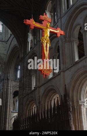 PETERBOROUGH CATHEDRAL, CAMBRIDGESHIRE, REGNO UNITO - 23 FEBBRAIO 2024. Il moderno Crocifisso sospeso con la figura di Gesù sulla croce appesa alla navata Foto Stock