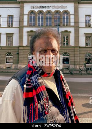 Winterthur, Schweiz, Europa: Intrattenitore Legende Roberto Blanco 86 mit SC Freiburg Fanschal vor dem Casino Theater Winterthur. Hier steht der Schlagerstar aktuell in Monsieur Claude und Seine Töchter auf der Bühne und Hat jetzt Freiburgs Trainer Christian Streich eingeladen. Um wieder den Kopf frei zu bekommen und neue energie zu tanken, damit er noch weiterhin Trainer des Sportclubs bleibt. *** Winterthur, Svizzera, Europa leggenda intrattenitore Roberto Blanco 86 con sciarpa per tifosi SC Freiburg di fronte al Casino Theater Winterthur qui la pop star è attualmente sul palco di Monsieur Claude e. Foto Stock