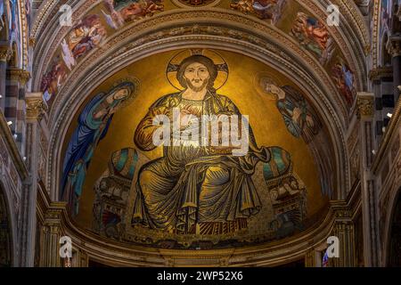 Pisa, Italia - 30 luglio 2023: Mosaico di Cristo in maestà, nell'abside della Cattedrale di Pisa, Piazza dei Miracoli Foto Stock