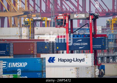 Containerterminal im Seehafen Bremerhaven, Eurogate Container Terminal mit fast 50 Containerbrücken, Kränen, auf einer Länge von über 4 KM an der Wesermündung, Portalhubwagen bringen die container von und zu den Containerschiffen, bzw. Lagern sie zwischen, Bremerhaven, Brema, Deutschland Container Terminal Bremerhaven *** Container Terminal nel porto marittimo di Bremerhaven, Eurogate Container Terminal con quasi 50 gru a cavalletto per container, gru, su una lunghezza superiore a 4 KM alla foce del Weser, i supporti a sella portano i contenitori da e verso le navi portacontainer, oppure li conservano tra, BR Foto Stock