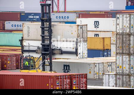 Containerterminal im Seehafen Bremerhaven, Eurogate Container Terminal mit fast 50 Containerbrücken, Kränen, auf einer Länge von über 4 KM an der Wesermündung, Portalhubwagen bringen die container von und zu den Containerschiffen, bzw. Lagern sie zwischen, Bremerhaven, Brema, Deutschland Container Terminal Bremerhaven *** Container Terminal nel porto marittimo di Bremerhaven, Eurogate Container Terminal con quasi 50 gru a cavalletto per container, gru, su una lunghezza superiore a 4 KM alla foce del Weser, i supporti a sella portano i contenitori da e verso le navi portacontainer, oppure li conservano tra, BR Foto Stock