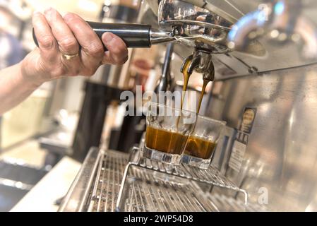 L'espresso viene preparato in una caffetteria Foto Stock