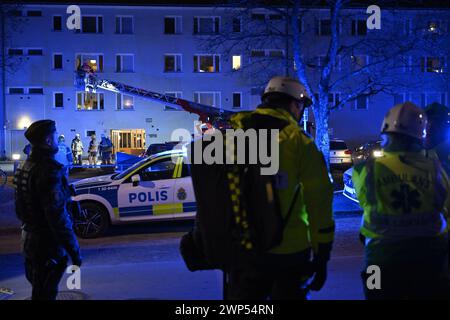 Stoccolma, Svezia. 5 marzo 2024. I servizi di soccorso stanno lavorando sulla scena dopo che un'esplosione si è verificata nel tratto di Farsta nel sud di Stoccolma, Svezia, 5 marzo 2024. La detonazione ha danneggiato l'ingresso e una scala in un condominio. Foto: Henrik Montgomery/TT/codice 10060 credito: TT News Agency/Alamy Live News Foto Stock