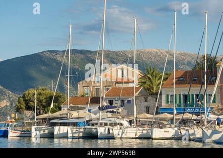 Barche a vela ormeggiate nel villaggio di pescatori di Fiscardo, Cefalonia, Grecia. Foto Stock