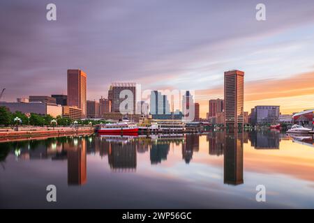 Baltimora, Maryland, Stati Uniti, skyline sul porto interno all'alba. Foto Stock