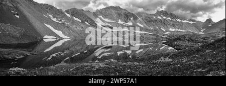 Lago Sapphire Blue Columbine, San Juan National Forest, Silverton, Colorado, Stati Uniti Foto Stock