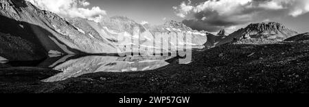 Lago Sapphire Blue Columbine, San Juan National Forest, Silverton, Colorado, Stati Uniti Foto Stock