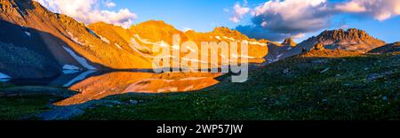 Lago Sapphire Blue Columbine, San Juan National Forest, Silverton, Colorado, Stati Uniti Foto Stock