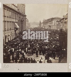 Varsavia. La processione della a causa del corpo nei sobborghi di Cracovia prima della chiesa. Krzy A.; Beyer, Karol (1818-1877); 02.06.1861 (1861-00-00-1861-00-00-00);Corpus Christi, Krakowskie Przedmieście (Varsavia - via), Méyet, Leopold (1850-1912) - collezione, anno 1861, arte della fotografia (Varsavia - mostra - 1990), Varsavia (Voivodato Masoviano), Dar (provenienza), chiesa di San Krzyża (Varsavia), processioni, documentazione testamentaria (provenienza), fotosensibile (Varsavia - mostra - 2009) Foto Stock