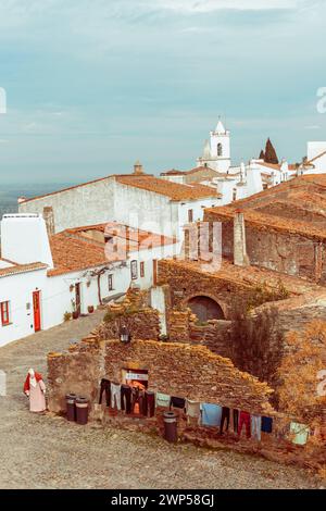 Viaggio culturale in Portogallo città storiche nella vista Alentejo del villaggio bianco di Monsaraz in Portogallo Foto Stock