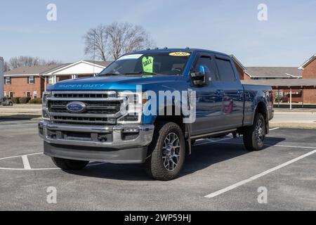 Kokomo - 3 febbraio 2024: Esposizione Ford F-250 usata presso una concessionaria. Per quanto riguarda i problemi di offerta, Ford si affida alla vendita di auto usate per soddisfare la domanda. IL MIO: 2020 Foto Stock