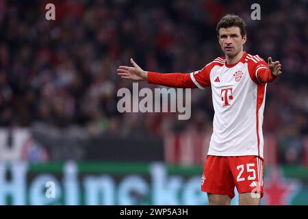 Monaco, Germania. 5 marzo 2024. Thomas Muller del Bayern Monaco gesti durante il turno di andata e ritorno della UEFA Champions League di 16 partite tra il Bayern Munchen e la SS Lazio all'Allianz Arena il 5 marzo 2024 a Monaco, Germania. Crediti: Marco Canoniero/Alamy Live News Foto Stock