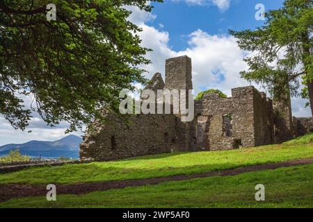 Costruito da John de Courcy nel XIII secolo, le rovine del castello di Dundrum con le montagne Mourne sullo sfondo Foto Stock
