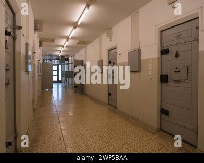 Vista generale di un corridoio di celle nell'ala cellulare dell'ex prigione della Stasi della Guerra fredda Hohenschönhausen, Berlino, Germania. Foto Stock