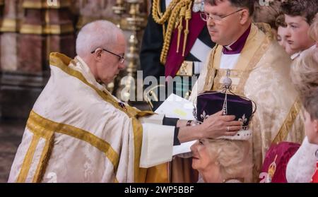 REGINA CAMILLA 6 maggio 2023 L'INCORONAZIONE. MOMENTO DI INCORONAZIONE DELLA REGINA CAMILLA da parte dell'arcivescovo di Cantebury Justin Welby con la corona della regina Maria. "POSSA la tua serva Camilla, che indossa questa corona, essere riempita dalla tua abbondanza di grazia e di tutte le virtù principeschi; regni nel suo cuore, o re dell'amore, che, essendo certa della tua protezione, possa essere incoronata con il tuo gravissimo favore"; Abbazia di Westminster Westminster Londra Regno Unito Foto Stock