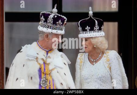 Re Carlo III e la regina Camilla indossano le loro corone e abiti cerimoniali, sul balcone di Buckinham Palace in onore della loro incoronazione all'Abbazia di Westminster Westminster Westminster Londra 6 maggio 2023 Foto Stock