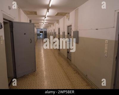 Vista generale di un corridoio di celle nell'ala cellulare dell'ex prigione della Stasi della Guerra fredda Hohenschönhausen, Berlino, Germania. Foto Stock