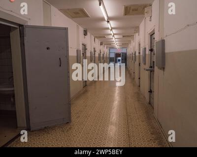 Vista generale di un corridoio di celle nell'ala cellulare dell'ex prigione della Stasi della Guerra fredda Hohenschönhausen, Berlino, Germania. Foto Stock