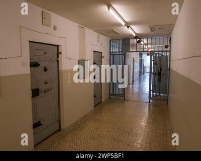 Vista generale di un corridoio di celle nell'ala cellulare dell'ex prigione della Stasi della Guerra fredda Hohenschönhausen, Berlino, Germania. Foto Stock