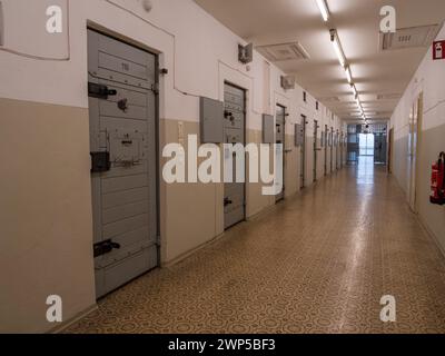 Vista generale di un corridoio di celle nell'ala cellulare dell'ex prigione della Stasi della Guerra fredda Hohenschönhausen, Berlino, Germania. Foto Stock