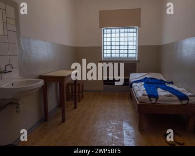 All'interno di una tipica cella carceraria nell'ex prigione della Stasi della Guerra fredda di Hohenschönhausen, Berlino, Germania. Foto Stock