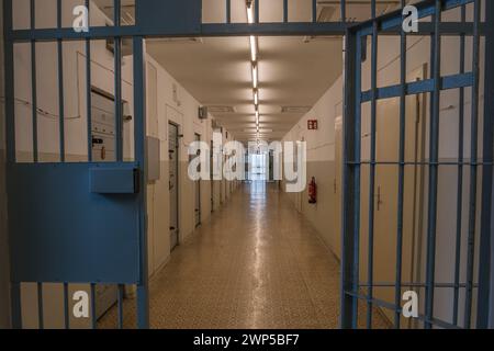 Vista generale di un corridoio di celle nell'ala cellulare dell'ex prigione della Stasi della Guerra fredda Hohenschönhausen, Berlino, Germania. Foto Stock