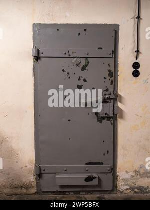 Porta della cella della ex prigione della Stasi della Guerra fredda Hohenschönhausen, Berlino, Germania. Foto Stock