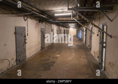 Vista generale delle celle nel seminterrato sottomarino U-Boot (U-boat) nel vecchio edificio, l'ex prigione della Stasi della Guerra fredda Hohenschönhausen, Berlino. Foto Stock