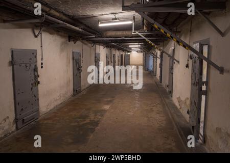 Vista generale delle celle nel seminterrato sottomarino U-Boot (U-boat) nel vecchio edificio, l'ex prigione della Stasi della Guerra fredda Hohenschönhausen, Berlino. Foto Stock