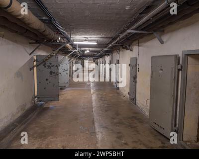 Vista generale delle celle nel seminterrato sottomarino U-Boot (U-boat) nel vecchio edificio, l'ex prigione della Stasi della Guerra fredda Hohenschönhausen, Berlino. Foto Stock