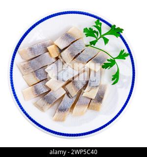 Sul tavolo c'è un piatto con antipasto - pezzi di filetto di aringa dell'Atlantico salato Foto Stock