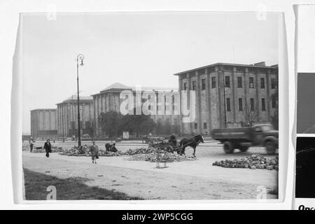 Varsavia. Museo nazionale. Vista generale dell'edificio da al. Gerusalemme; Romanowski, Henryk (1915-1984); primi anni '1950 (1950-00-00-1955-00-00-00); Jerozolimskie Aleje (Varsavia), Museo Nazionale di Varsavia, Varsavia (Voivodato della Masovia), architettura, architettura polacca, camion, lampione, museo, carrello contadino Foto Stock