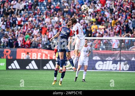 Imarzo 3, 2024; Foxborough, Massachusetts, USA; il centrocampista della New England Revolution Matt Polster (8) dirige la palla contro il centrocampista del Toronto FC Alonso Coello (14) durante il primo tempo a Foxborough Massachusetts. Credito obbligatorio Eric Canha/CSM (immagine di credito: © Eric Canha/Cal Sport Media) Foto Stock