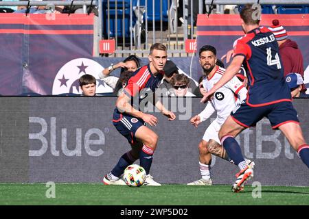 Foxborough, Massachusetts, Stati Uniti. 3 marzo 2024. Massachusetts, USA; Noel Buck, centrocampista della New England Revolution (29), controlla la palla contro i Toronto FC durante il primo tempo a Foxborough Massachusetts. Credito obbligatorio Eric Canha/CSM/Alamy Live News Foto Stock